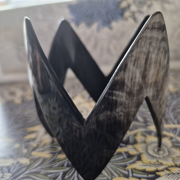 Black and White Zigzag cuf Horn Bracelet - Picture 5 of 11